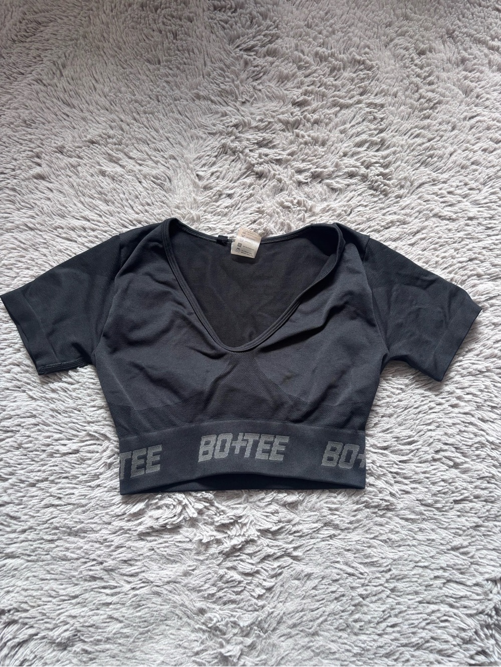 Bo+Tee Black Cropped V Neck Top size Small
